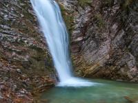 Grünschimmernes Becken vor dem zweiten Wasserfall